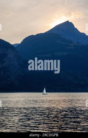 Barca a vela a Urnersee al tramonto vicino a Flüelen, Uri Foto Stock