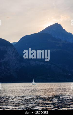 Barca a vela a Urnersee al tramonto vicino a Flüelen, Uri Foto Stock