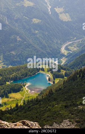 Lago di montagna Arnisee nelle Alpi Urner visto dall'alto Foto Stock