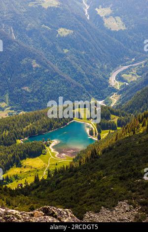 Lago di montagna Arnisee nelle Alpi Urner visto dall'alto Foto Stock