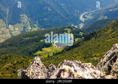 Lago di montagna Arnisee nelle Alpi Urner visto dall'alto Foto Stock