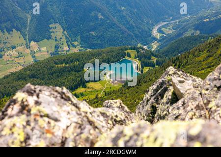 Lago di montagna Arnisee nelle Alpi Urner visto dall'alto Foto Stock