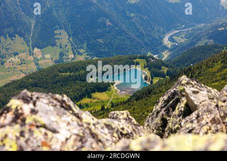 Lago di montagna Arnisee nelle Alpi Urner visto dall'alto Foto Stock