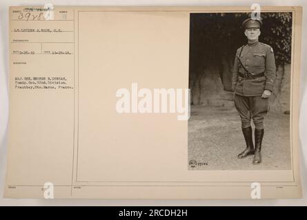 Ritratto del tenente Lucien J. Rode, S.C., fotografo per l'esercito statunitense. Questa immagine è stata scattata il 25 novembre 1918 a Prauthey, hte. Marne, Francia. Il tenente Rode è raffigurato ricevere un encomio ufficiale dal maggior generale George B. Duncan, che era al comando della 92nd Division. Foto Stock