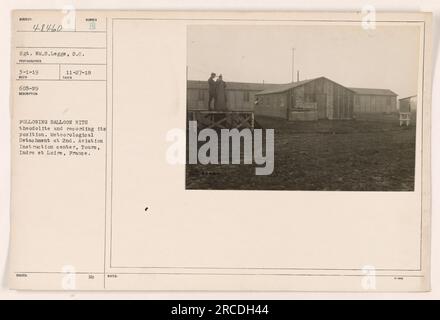 Il sergente WM.S.legge del Distaccamento Meteorologico del 2nd Aviation Instruction Center di Tours, Francia, segue un pallone con una teodolite e registra la sua posizione. Questa foto è stata scattata il 3-1-19. Foto Stock