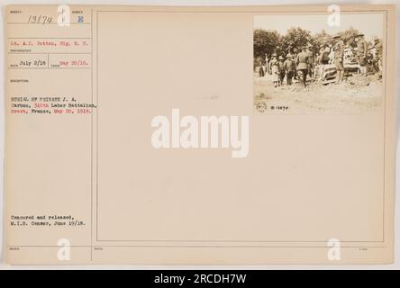 Il tenente A. J. Sutton, un membro del Signal Corps, scattò questa fotografia il 20 maggio 1918 a Brest, in Francia. L'immagine mostra la sepoltura del soldato J. A. Carbon del 310th Labor Battalion. È stato censurato e rilasciato dal M.I.B. Censor il 19 giugno 1918. Foto Stock