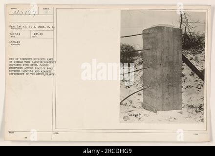 Una fotografia scattata il 30 gennaio 1919 raffigura uno dei supporti in cemento che facevano parte di una barriera corazzata tedesca. La barriera era costituita da supporti in calcestruzzo con cavi in acciaio estesi attraverso la strada tra Danville e Azannes nel dipartimento della Mosa, in Francia. Il fotografo era Sgt. 1st cl. C. E. Dunn. Foto Stock