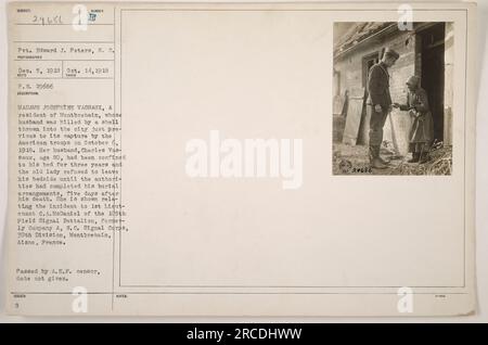 Edward J. Peters fotografò Madame Josephine Vassaux a Montbrehain, Aisne, Francia il 14 ottobre 1918. Suo marito, Charles Vassaux, fu ucciso da un proiettile lanciato in città il 6 ottobre 1916. Nonostante la morte di suo marito e gli anni di essere stata costretta a letto, si rifiutò di lasciare il suo capezzale fino a quando non furono completati gli accordi di sepoltura. Nella foto, viene vista raccontare l'incidente al tenente C.A.. McDaniel del 15th Field Signal Battalion, ex Company A, N.C. Signal Corps, 30th Division. L'immagine è stata passata dalla censura A.E.P. e le Note indicano il numero del tag Foto Stock