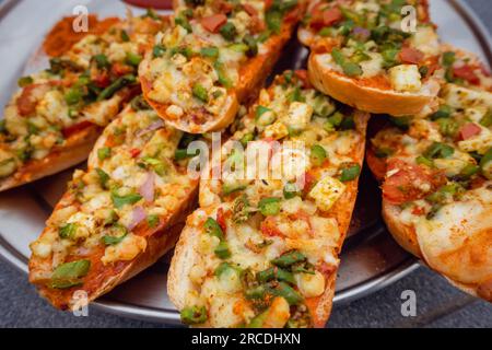 Pane all'aglio allo zenzero fatto in casa con formaggio e condimenti alle erbe indiane. India Foto Stock