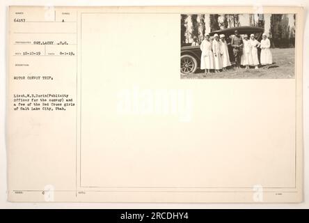 Il tenente W. B. Dorin, l'ufficiale pubblicitario del convoglio, è visto in questa fotografia insieme ad un gruppo di ragazze della Croce Rossa di Salt Lake City, Utah. L'immagine cattura un viaggio in convoglio durante la prima guerra mondiale. Questa foto è stata scattata il 1 agosto 1919 dal sergente Lacey degli Stati Uniti Army Signal Corps. Foto Stock