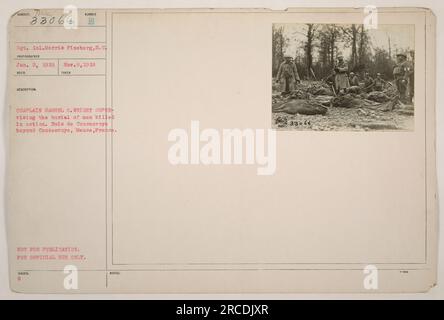 "Il cappellano Samuel O. Wright supervisiona la sepoltura di soldati uccisi in azione. La foto è stata scattata a Bois de Consenvoye, oltre Consenvoye, Mosa, in Francia, l'8 novembre 1918. Il soldato nell'immagine è il Sgt. 1CL. Morris Pineberg della S.C. FOTOGRAFO RECO. La foto è contrassegnata con la notazione 111-SC-33066 e non è destinata alla pubblicazione, ma solo ad uso ufficiale." Foto Stock