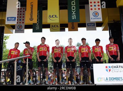 Chatillon Sur Chalaronne, Francia. 14 luglio 2023. I ciclisti uno-X Pro Cycling Team nella foto all'inizio della tappa 13 del Tour de France, da Chatillon-sur-Chalaronne al Grand Colombier (137, 8 km), Francia, venerdì 14 luglio 2023. Il Tour de France di quest'anno si svolge dal 1° al 23 luglio 2023. BELGA PHOTO DAVID PINTENS Credit: Belga News Agency/Alamy Live News Foto Stock