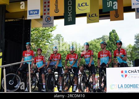 Chatillon Sur Chalaronne, Francia. 14 luglio 2023. Lotto DSTNY riders nella foto all'inizio della tappa 13 del Tour de France, da Chatillon-sur-Chalaronne al Grand Colombier (137, 8 km), Francia, venerdì 14 luglio 2023. Il Tour de France di quest'anno si svolge dal 1° al 23 luglio 2023. BELGA PHOTO DAVID PINTENS Credit: Belga News Agency/Alamy Live News Foto Stock