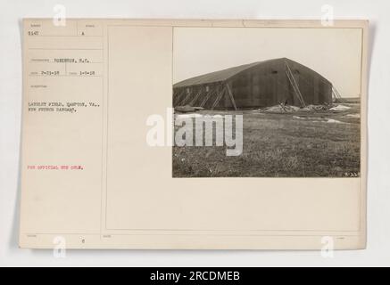 Questa fotografia mostra nuovi hangar francesi situati a Langley Field a Hampton, Virginia. L'immagine è stata scattata l'8 gennaio 1918 dal fotografo S.C. Robinson. È numerato 111-SC-5140 ed è stato assegnato il codice SUMBER 5140. La fotografia è classificata solo per uso ufficiale ed è stata recentemente ricevuta il 21 febbraio 1918. Foto Stock