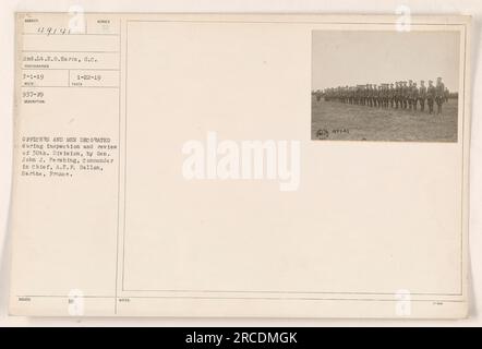 Ufficiali e uomini della 30th Division sono stati decorati durante un'ispezione e revisione da parte del generale John J. Pershing, comandante in capo delle forze di spedizione americane (A.E.F.), a Ballon, Sarthe, Francia. Secondo tenente E.O. Harrs, S.C., si vede nella foto. La foto è stata scattata il 22 gennaio 1919. Foto Stock