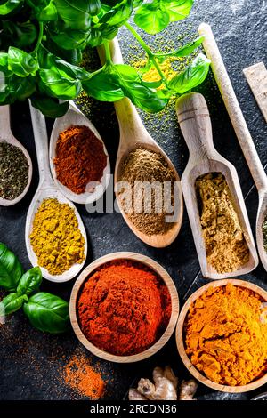 Composizione con assortimento di spezie ed erbe. Foto Stock