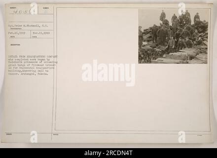 Il Sgt.Grier M. Shotwell della 8a compagnia è catturato in questa fotografia scattata dal Sgt. 8. C. fotografo il 26 febbraio 1919, a Rico. L'immagine mostra il sergente Shotwell e i suoi compagni della Headquarters Company che scaricano una grande chiatta di legna da ardere destinata all'edificio del quartier generale del reggimento ad Arcangelo, in Russia. Questa attività è stata svolta come risposta a una chiamata per cena. Foto Stock
