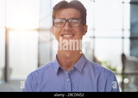 primo piano ritratto fotografico di felice uomo d'affari asiatico capo, uomo che guarda la fotocamera Foto Stock