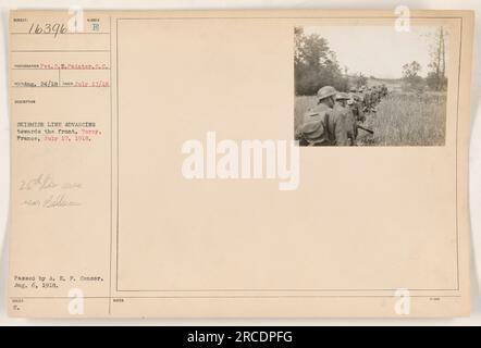 I soldati americani avanzarono verso il fronte nell'area di Torcy, in Francia, il 17 luglio 1918. La foto è stata scattata da Pvt. C.E. Painter e poi passato dalla A.E.F. censor il 6 agosto 1918. L'immagine fa parte della collezione di fotografie che ritraggono le attività militari americane durante la prima guerra mondiale. Foto Stock