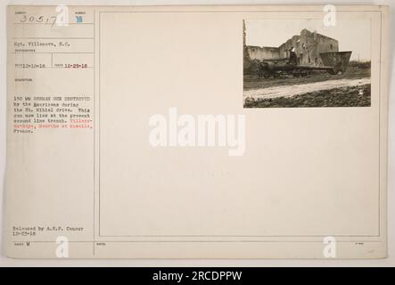 I soldati STATUNITENSI esaminano i resti di un cannone tedesco da 150 mm distrutto durante la St. Mihiel Drive. Il cannone ora si trova nella trincea della seconda linea a Villers-en-Haye, Meurthe et Moselle, in Francia. La foto è stata scattata il 25 ottobre 1918 dal Sgt. Villanova e pubblicata dalla A.E.F. Censura il 23 dicembre 1918. Foto Stock