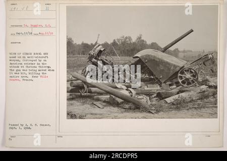 Veduta di un cannone navale tedesco usato come arma antiaerea. Fu distrutto da un aviatore americano durante l'attacco a Chateau Thierry. La pistola stava per essere spostata quando fu colpita, causando la morte di tutto l'equipaggio. Questa foto è stata scattata nei pressi di Ville Nourve, in Francia, il 15 agosto 1918. E' stato passato dall'A.E.F. Censura il 1 settembre 1918. Foto Stock