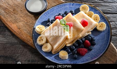 Un piatto di pancake fatti in casa con formaggio cottage dolce Foto Stock