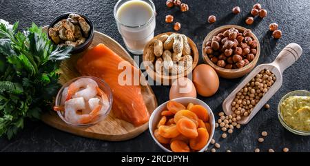 Composizione con allergeni alimentari comuni, tra cui uova, latte, soia, noci, pesce, frutti di mare, senape, albicocche secche e sedano Foto Stock