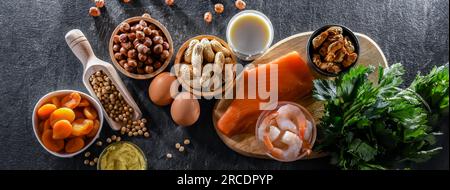 Composizione con allergeni alimentari comuni, tra cui uova, latte, soia, noci, pesce, frutti di mare, senape, albicocche secche e sedano Foto Stock