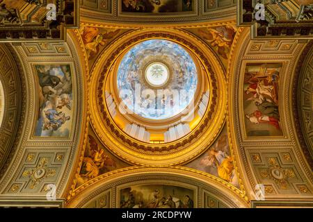 Interno della Basilica dei Santi Giovanni e Paolo sul Celio, Roma, Italia Foto Stock