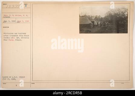 Didascalia: Il capitano F. D. Miller, un fotografo del Signal Corps, catturò un'immagine il 1 agosto 1918, durante la prima guerra mondiale La fotografia mostra soldati della 1st Division vicino Caply, Francia, evacuare i pazienti con gas dopo il loro trattamento al Field Hospital #13. Ha ricevuto l'approvazione della censura A.E.F. il 23 luglio 1916, ed è numerata come soggetto 15999. Foto Stock