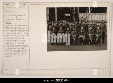 Personale dell'Adjutant General's Office, 4th Army Corps a Cochem, Germania. Nella foto sono raffigurati vari impiegati sul campo dell'esercito, ufficiali, sergenti, corporali e privati. Presa il 9 gennaio 1919. Fotografo: SOT.C.E.Mace.S.C. Questa fotografia è etichettata con la descrizione e il numero di riferimento 46161. Foto Stock