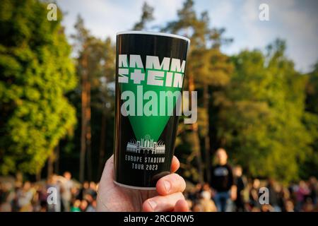 Vilnius, Lituania - 22.05.2023: Bicchiere di birra ufficiale Rammstein Foto Stock