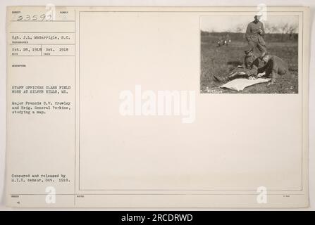 Sgt. J.L. McGarrigle del Signal Corps scattò una fotografia il 28 ottobre 1918. La foto mostra il maggiore Francis C.V. Crowley e il generale di brigata Perkins conducono lavori sul campo a Silver Hills, Maryland. Si possono vedere mentre studiano una mappa. L'immagine è stata censurata e pubblicata dal M.I.D. Censor nell'ottobre 1918. Foto Stock