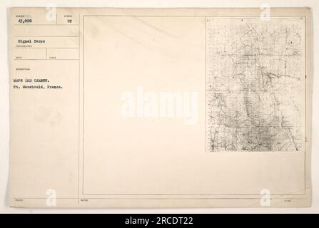 Soldati a St. Menehould, Francia, si vedono studiare mappe e carte durante la prima guerra mondiale. Questa fotografia, scattata da un fotografo del Signal Corps, mostra i soldati coinvolti nella pianificazione strategica e nella navigazione. L'immagine cattura un momento di intensa concentrazione e preparazione per le attività militari. Foto Stock