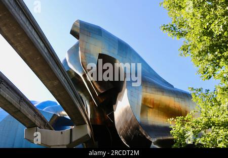 Edificio di architettura moderna del Museum of Pop Culture con la monorotaia Seattle Centre Alweg che lo attraversa Seattle, Washington State USA Foto Stock