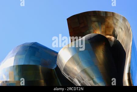 Edificio di architettura moderna del Museum of Pop Culture con la monorotaia Seattle Centre Alweg che lo attraversa Seattle, Washington State USA Foto Stock