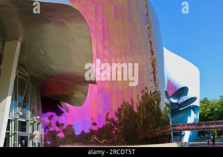 Edificio di architettura moderna del Museum of Pop Culture con la monorotaia Seattle Centre Alweg che lo attraversa Seattle, Washington State USA Foto Stock