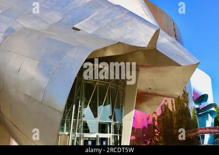 Edificio di architettura moderna del Museum of Pop Culture con la monorotaia Seattle Centre Alweg che lo attraversa Seattle, Washington State USA Foto Stock