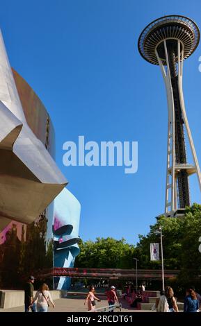 Museo della cultura pop e punti di riferimento dello Space Needle con la monorotaia al Seattle Centre Seattle Washington State USA Foto Stock