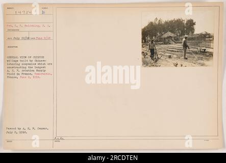 Questa fotografia mostra una visione generale di un villaggio cinese costruito dalle compagnie operaie cinesi a Romorantin, in Francia. Il villaggio è stato costruito mentre le compagnie stavano lavorando alla costruzione del più grande A.E.F. Aviation Supply Field nel paese. La foto è stata scattata l'8 giugno 1918 ed è stata ricevuta il 22 luglio 1918. È stato rilasciato dopo essere stato approvato dalla A.E.F. Censura il 2 luglio 1918. Foto Stock