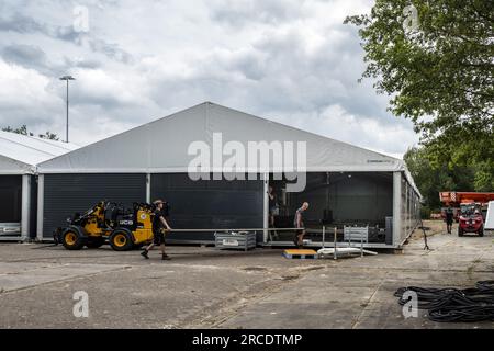 ENSCHEDE - l'Agenzia centrale per l'accoglienza dei richiedenti asilo (COA) sta preparando un nuovo rifugio temporaneo per 550 rifugiati sul luogo dell'evento all'aeroporto di Twenthe. Il COA utilizza edifici esistenti, tra cui un hangar, per gli alloggi abitativi e per dormire e costruisce un padiglione tra i due edifici per mangiare e soggiornare. ANP VINCENT JANNINK netherlands Out - belgium Out Foto Stock