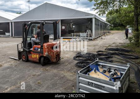 ENSCHEDE - l'Agenzia centrale per l'accoglienza dei richiedenti asilo (COA) sta preparando un nuovo rifugio temporaneo per 550 rifugiati sul luogo dell'evento all'aeroporto di Twenthe. Il COA utilizza edifici esistenti, tra cui un hangar, per gli alloggi abitativi e per dormire e costruisce un padiglione tra i due edifici per mangiare e soggiornare. ANP VINCENT JANNINK netherlands Out - belgium Out Foto Stock