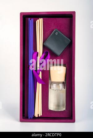 confezione regalo valentines viola con profumi e bastoncini di incenso Foto Stock