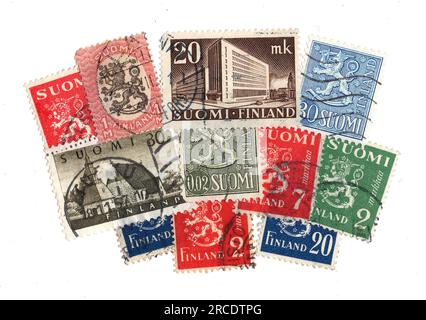 Francobolli d'epoca dalla Finlandia su sfondo bianco. Foto Stock