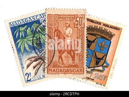 Francobolli d'epoca provenienti dal Madagascar su sfondo bianco. Foto Stock