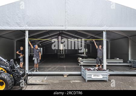 ENSCHEDE - l'Agenzia centrale per l'accoglienza dei richiedenti asilo (COA) sta preparando un nuovo rifugio temporaneo per 550 rifugiati sul luogo dell'evento all'aeroporto di Twenthe. Il COA utilizza edifici esistenti, tra cui un hangar, per gli alloggi abitativi e per dormire e costruisce un padiglione tra i due edifici per mangiare e soggiornare. ANP VINCENT JANNINK netherlands Out - belgium Out Foto Stock