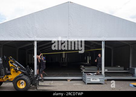 ENSCHEDE - l'Agenzia centrale per l'accoglienza dei richiedenti asilo (COA) sta preparando un nuovo rifugio temporaneo per 550 rifugiati sul luogo dell'evento all'aeroporto di Twenthe. Il COA utilizza edifici esistenti, tra cui un hangar, per gli alloggi abitativi e per dormire e costruisce un padiglione tra i due edifici per mangiare e soggiornare. ANP VINCENT JANNINK netherlands Out - belgium Out Foto Stock