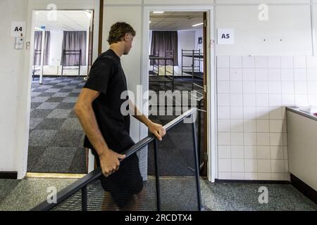 ENSCHEDE - l'Agenzia centrale per l'accoglienza dei richiedenti asilo (COA) sta preparando un nuovo rifugio temporaneo per 550 rifugiati sul luogo dell'evento all'aeroporto di Twenthe. Il COA utilizza edifici esistenti, tra cui un hangar, per gli alloggi abitativi e per dormire e costruisce un padiglione tra i due edifici per mangiare e soggiornare. ANP VINCENT JANNINK netherlands Out - belgium Out Foto Stock