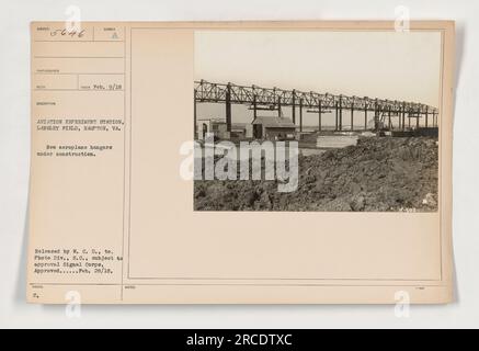 Costruzione di nuovi hangar per aerei in corso presso la Aviation Experiment Station di Langley Field, Hampton, Virginia durante la prima guerra mondiale La fotografia, scattata da Reed il 9 febbraio 1918, mostra i progressi della costruzione. L'immagine è stata approvata dal Signal Corps il 28 febbraio 1918 e pubblicata alla Photo Division. Foto Stock