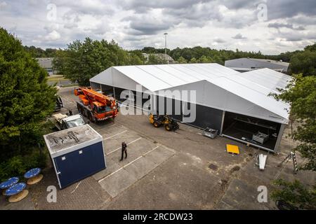 ENSCHEDE - l'Agenzia centrale per l'accoglienza dei richiedenti asilo (COA) sta preparando un nuovo rifugio temporaneo per 550 rifugiati sul luogo dell'evento all'aeroporto di Twenthe. Il COA utilizza edifici esistenti, tra cui un hangar, per gli alloggi abitativi e per dormire e costruisce un padiglione tra i due edifici per mangiare e soggiornare. ANP VINCENT JANNINK netherlands Out - belgium Out Foto Stock